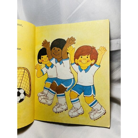 Jesus Loves Me All The Time, A Happy Day Book Vintage Children's Hardcover - Picture 8 of 12